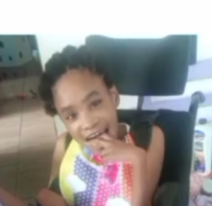 Vaquinha solid&aacute;ria em Divin&oacute;polis: Sophia Gabrielli precisa de cadeira de rodas adaptada