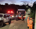 Acidente entre carro e ônibus mobiliza Bombeiros em Oliveira
