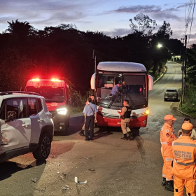 Acidente entre carro e ônibus mobiliza Bombeiros em Oliveira