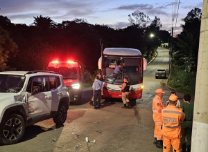 Acidente entre carro e ônibus mobiliza Bombeiros em Oliveira