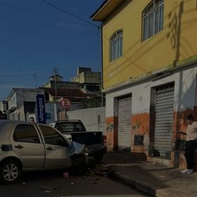 Motorista passa mal e colide com veículo estacionado em Pará de Minas