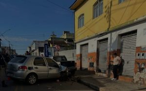 Motorista passa mal e colide com veículo estacionado em Pará de Minas