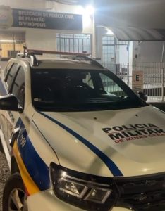 V&Iacute;DEO: Acusado de vandalismo &eacute; preso ap&oacute;s destruir escultura no Centro de Divin&oacute;polis