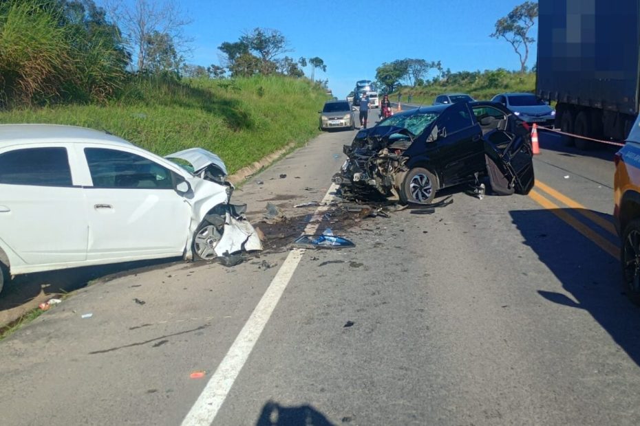 Acidente mata uma pessoa e deixa quatro feridos na MG-050, entre Divinópolis e Formiga