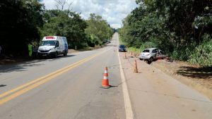 Batida entre caminh&atilde;o e carro deixa dois mortos na BR-262, em Moema