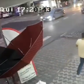 Perseguição policial após blitz termina com atropelamento, tiros e três feridos no Centro de Divinópolis
