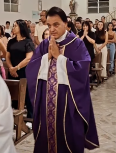 Padre Jos&eacute; Renilson apresenta melhora e reage a est&iacute;mulos, diz boletim