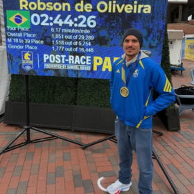 Brasileiro vira manchete por ato de empatia na Maratona de Boston, veja vídeo