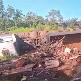 Carreta tomba e motorista fica ferido na BR-262, em São Gonçalo do Pará