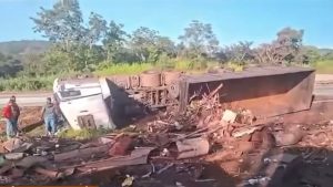Carreta tomba e motorista fica ferido na BR-262, em S&atilde;o Gon&ccedil;alo do Par&aacute;
