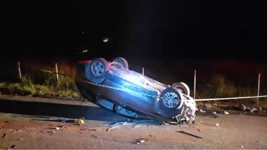 Carro capota e quatro pessoas ficam feridas em Nova Serrana