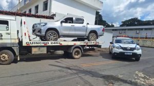 PM recupera Hilux furtada e prende homem na BR-354 em Arcos