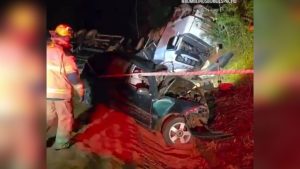 V&iacute;deo: Tr&ecirc;s pessoas morrem em acidente entre carreta e carro na BR-262, em Bom Despacho