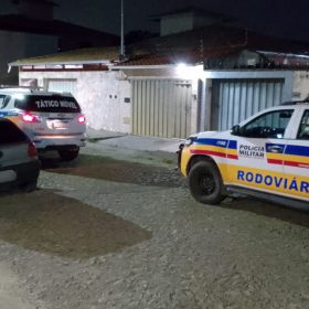 Motorista invade contram&atilde;o, causa acidente grave e foge em Ita&uacute;na