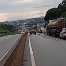 Engavetamento deixa tr&acirc;nsito lento na MG-050, em Divin&oacute;polis