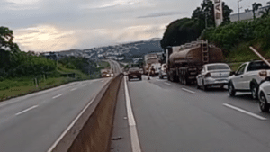 Engavetamento deixa tr&acirc;nsito lento na MG-050, em Divin&oacute;polis