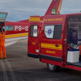 Paciente é transferido de Governador Valadares para Oliveira em operação com apoio aéreo dos bombeiros