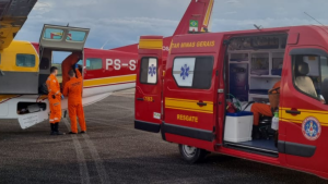 Paciente &eacute; transferido de Governador Valadares para Oliveira em opera&ccedil;&atilde;o com apoio a&eacute;reo dos bombeiros