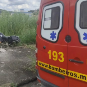 Motociclista fica ferido após colisão contra muro em Itaúna
