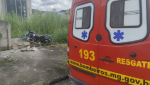 Motociclista fica ferido após colisão contra muro em Itaúna