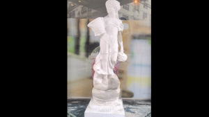 Estátua vandalizada em sorveteria já foi reformada e empresa calcula prejuízo