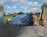 Vídeo: Motorista de 71 anos fica ferido após carreta tombar na BR-494