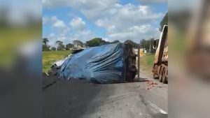 Vídeo: Motorista de 71 anos fica ferido após carreta tombar na BR-494