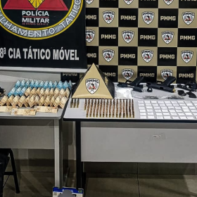 VÍDEO: PM desarticula ponto de tráfico de drogas e apreende armas e munições em Nova Serrana