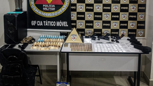 V&Iacute;DEO: PM desarticula ponto de tr&aacute;fico de drogas e apreende armas e muni&ccedil;&otilde;es em Nova Serrana