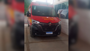 Motociclista fica ferido ap&oacute;s acidente entre carro e moto no centro de Arcos
