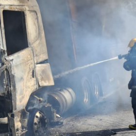 Caminhão pega fogo na BR-381, em Oliveira