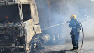 Caminh&atilde;o pega fogo na BR-381, em Oliveira
