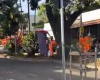 VÍDEO: Poste cai após caminhão puxar fiação e deixa motociclista ferido em Divinópolis
