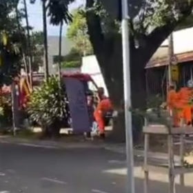 VÍDEO: Poste cai após caminhão puxar fiação e deixa motociclista ferido em Divinópolis