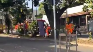 V&Iacute;DEO: Poste cai ap&oacute;s caminh&atilde;o puxar fia&ccedil;&atilde;o e deixa motociclista ferido em Divin&oacute;polis