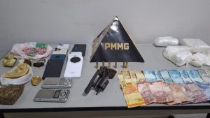 PM apreende armas, drogas e prende cinco suspeitos em Ita&uacute;na