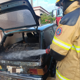 Arcos: Carro pega fogo em via pública