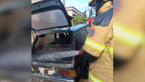 Arcos: Carro pega fogo em via pública