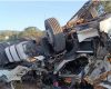 Motorista morre após carreta capotar na BR-262 em Nova Serrana