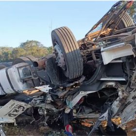 Motorista morre após carreta capotar na BR-262 em Nova Serrana