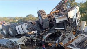 Motorista morre ap&oacute;s carreta capotar na BR-262 em Nova Serrana