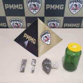 Homem &eacute; flagrado arremessando drogas pela janela e acaba preso em Santo Ant&ocirc;nio do Monte