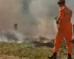 Incêndio às margens da BR-494 em Oliveira mobiliza Bombeiros