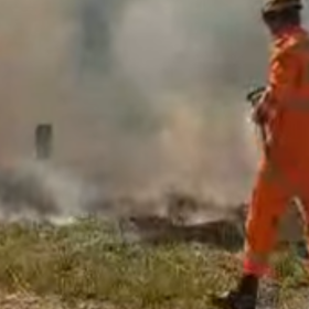 Incêndio às margens da BR-494 em Oliveira mobiliza Bombeiros