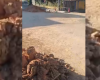 Obra interrompida em bairro de Divinópolis gera reclamações de moradores por poeira e riscos