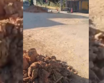 Obra interrompida em bairro de Divinópolis gera reclamações de moradores por poeira e riscos