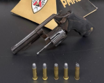 Homem é preso com arma após tentativa de fuga em Divinópolis