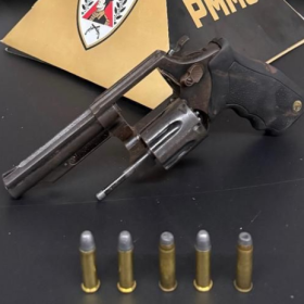 Homem é preso com arma após tentativa de fuga em Divinópolis