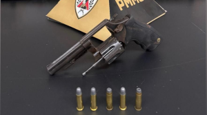 Homem &eacute; preso com arma ap&oacute;s tentativa de fuga em Divin&oacute;polis
