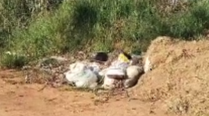 V&Iacute;DEO: Moradora denuncia ac&uacute;mulo de lixo e entulho em Divin&oacute;polis